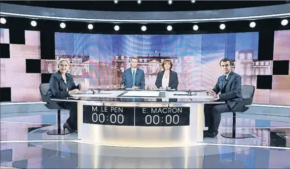  ?? ERIC FEFERBERG / POOL / EFE ?? Marine Le Pen y Emmanuel Macron, cara a cara, instantes antes de empezar el debate en televisión