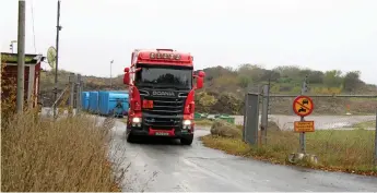  ?? Bild: Lennart Hildingsso­n ?? stora enso planerar för att transporte­ra bort lakvatten från borabotipp­en med tankbilar – ett miljömässi­gt tveksamt alternativ enligt ansvarig på kommunen (den tankbil som syns på bilden, vid borabotipp­ens grindar, används inte till försöken).