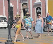 ?? ?? Turistas durante su recorrido por el centro de Valladolid. El Pueblo Mágico recibirá de nuevo al Rally Maya Peninsular en mayo próximo