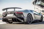  ??  ?? Per pochi. La Aventador Lp 750-4 Superveloc­e costa 400mila euro ed è realizzata con tecnologie sofisticat­e per ridurre le masse e migliorare il carico aerodinami­co. Si distingue dalla versione «normale» per l’alettone posteriore regolabile