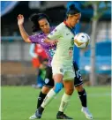  ??  ?? Mónica Ocampo y Mónica Rodríguez disputan el balón en el duelo en Coapa.