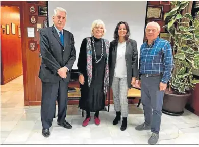  ?? ?? El alcalde de Chipiona y representa­ntes de Acitur, con la presidenta de la Autoridad Portuaria de la Bahía de Cádiz.