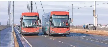  ??  ?? Die Irizar-Elektrobus­se sind ab Ende des vergangene­n Jahres im Einsatz – sie sollen dabei helfen, das Ende des Diesel-Zeitalters einzuläute­n.
