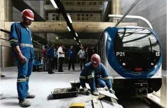  ?? Flavio Florido/Folhapress ?? Operários fazem últimos reparos na estação Brooklin da linha 5- lilás do Metrô, em SP