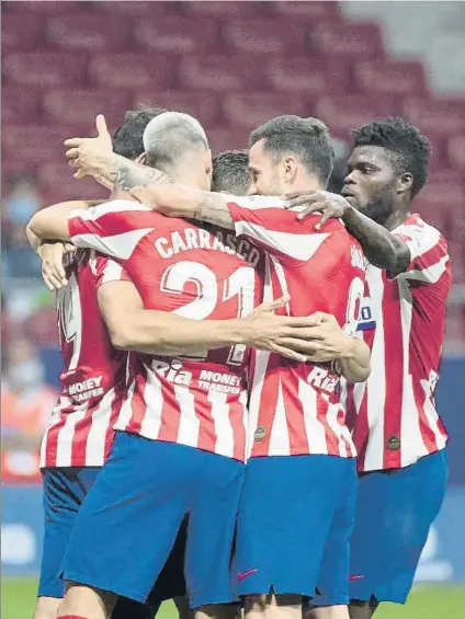  ?? FOTO: J.A:SIRVENT. ?? El Atlético de Madrid, celebrando un nuevo triunfo, en este caso ante el Deportivo Alavés, muy trabajado