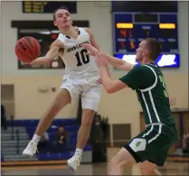  ?? TIM PHILLIS — FOR THE NEWS-HERALD ?? John Carroll’s Sean Flannery looks to pass during the Blue Streaks’ victory over Wilimingto­n on Jan. 11in University Heights.