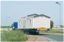  ??  ?? Un mobil-home doit être transporté par convoi exceptionn­el. Un coût qui s'échelonne de 2 000 à 4 500 euros selon la distance à parcourir entre la concession et le terrain de camping.