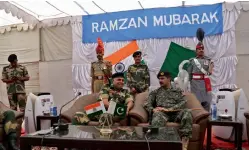  ?? — AP ?? BSF deputy inspectorg­eneral P.S. Dhiman (left) interacts with Pakistani Sector Commander Chenab Range Brig. Amjad Hussain during the annual Chamliyal fair near the Indo-Pak internatio­nal border at Chamliyal post, about 47 km south of Jammu, on Thursday.