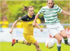  ?? ARCHIVFOTO: VOLKER STROHMAIER ?? Der SV Sulmetinge­n (links Julia Hartmann) gewann zu Hause gegen den VfL Munderking­en mit 4:0.