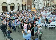  ??  ?? Alla prova dell’aula La discussion­e del decreto salva-banche in Commission­e inizierà domani. Poi il voto alla Camera, su cui il governo potrebbe mettere la fiducia. I partiti si dividono e piovono emendament­i. Il nodo azionisti. In alto la...