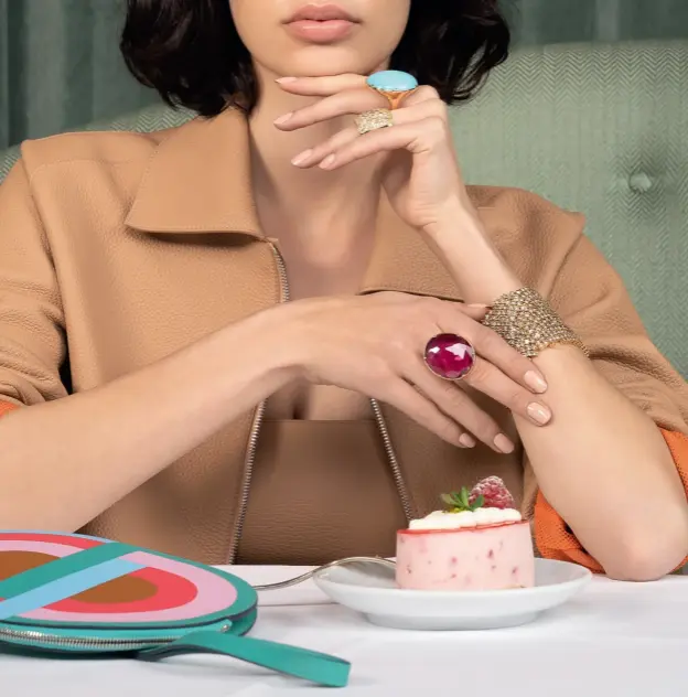  ??  ?? TOTAL LOOK: BEATRICE ROSSI
Bracelet: 750 Roségold, 88.20 Karat und Brillanten
Ring: 750 Rotgold, 33.79 Karat mit pinken Turmalin Ring: 750 Gelbgold, 7.67 Karat, besetzt mit Brillanten Ring: Türkis gehaltener Ring in 750 Rotgold
Aviator Jacket and Bandeau: Hermès Clutch: Hermès