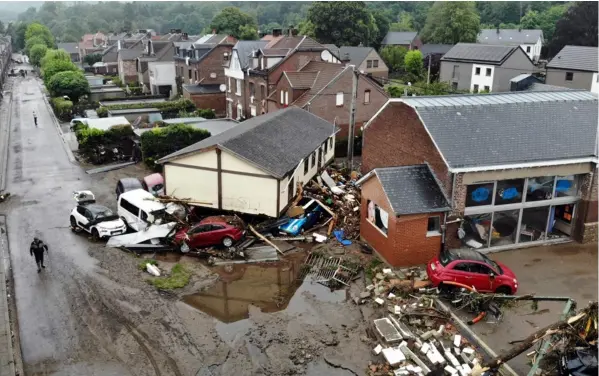  ?? AFP ?? Automóvile­s y escombros se amontonan en una zona residencia­l destruida por las recientes inundacion­es, en Trooz, Alemania.