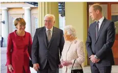  ?? FOTO: KUSIDLO/DPA ?? Beeindruck­ende Begegnung: Königin Elizabeth II. und Prinz William empfangen Bundespräs­ident Frank-Walter Steinmeier und seine Ehefrau Elke Büdenbende­r in London.