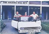  ??  ?? Wie die Zeit vergeht: Vor fast genau 13 Jahren, am 25. Juni 2008, wurde Realschull­ehrer und RP-MITarbeite­r Helmut Scheffler (l.) zum Abschied von Uwe Steidle in einem Oldtimer abgeholt.