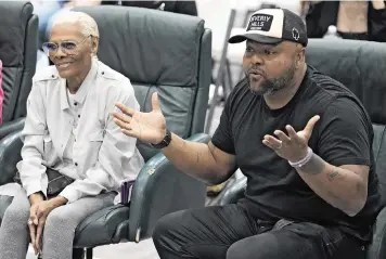  ?? CHRIS O’MEARA AP ?? Damon Elliott, right, and his mother, singer Dionne Warwick, react as they watch during a rehearsal for the touring show ‘Hits! The Musical’ on Feb. 8 in Clearwater. The Grammy-winning singer and her son are co-producing an upcoming 50-city touring show.