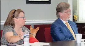  ?? / Doug Walker ?? City Commission­ers Wendy Davis (left) and Randy Quick listen to a report on a proposal for a Citizen Ambassador Program during Tuesday’s Community Developmen­t meeting.