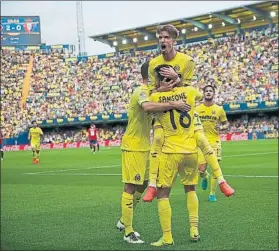  ?? FOTO: EFE ?? Sansone es felicitado por Castillejo tras marcar el tercer gol ante Osasuna