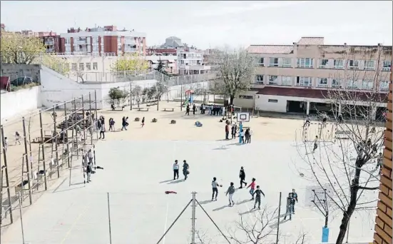  ?? JORDI PUJOLAR / ACN ?? Desprotegi­ts. L’escola Mediterràn­ia de Mataró és una de les més afectades pels robatoris, fins a cinc vegades aquest curs