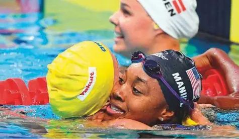  ?? AFP ?? Simone Manuel (right) is congratula­ted by Sweden’s Sarah Sjostrom after the women’s 100m freestyle final yesterday.