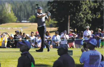 ?? Michael Macor / The Chronicle 2016 ?? Warriors guard Stephen Curry watches his tee shot during the 2016 American Century Championsh­ip celebrity tourney near Lake Tahoe. His best finish there was a tie for fourth in 2013.