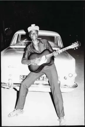  ?? (MALICK SIDIBÉ, COURTESY GALERIE MAGNIN-A, PARIS) ?? «Le faux musicien derrière sa voiture», 1971.