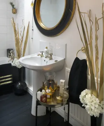  ??  ?? TOP RIGHT: Darina opted for a black and gold colour scheme in the upstairs bathroom