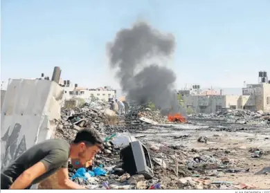  ?? ALAA BADARNEH / EFE ?? Un palestino se pone a cubierto durante los enfrentami­entos con las fuerzas israelíes en Yenin.