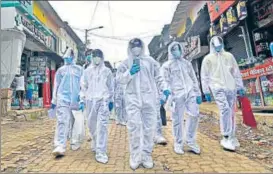  ?? SATYABRATA TRIPATHY/HT PHOTO ?? Health workers head to the screening camp in Malad .