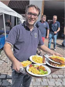  ??  ?? FOTO: ALOIS GROISS Reißenden Absatz fanden zur Mittagszei­t Schnitzel mit dem beliebten Kartoffels­alat.