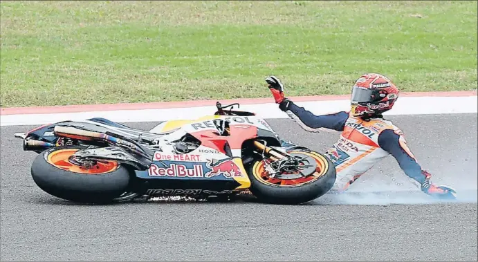  ?? DAVID FERNANDEZ / EFE ?? Marc Márquez va caure al circuit argentí de Termas de Río Hondo (a la imatge) per primera vegada aquesta temporada en cursa; va repetir tres curses després a Le Mans