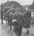  ?? FOTO: DPA ?? Für die Kriegsheim­kehrer, wie hier 1946 in Friedland, gab es damals mehrere Auffanglag­er.