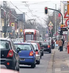  ?? RP-ARCHIV: THOMAS LAMMERTZ ?? Die Kölner Straße in Fischeln ist verkehrste­chnisch seit Jahrzehnte­n überlastet.