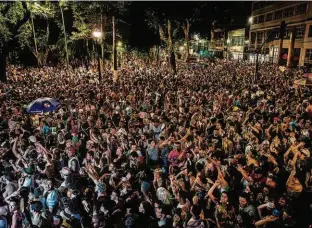  ?? Avener Prado - 26.fev.2017 ?? Multidão se aglomera na região central de São Paulo para seguir o bloco Comigo Ela Não Vai, que reuniu 150 mil pessoas no Carnaval do ano passado
