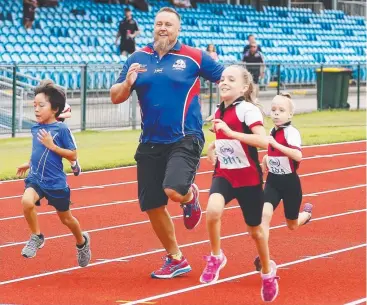  ?? Picture: BRENDAN RADKE ?? TRYING HARD: Councillor Brett Olds participat­ed in a 100 metre dash, which was won by Caelyn Pike Cunningham as the councillor finished in the middle pack.