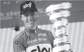  ?? AFP ?? Arropado por la felicidad, Chris Froome exhibe el título del Giro de Italia.