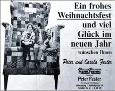  ?? BILD: JENS SCHÖNIG ?? Aus einem fast vier Meter hohen Sessel grüßten die Festers im Dezember 1990 ihre Kunden.