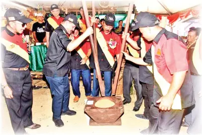  ??  ?? ZAKARIA bersama Juhari serta tetamu kehormat menumbuk padi.