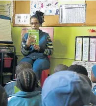  ??  ?? At Theha Setjhaba Primary School in Zamdela, Sasolburg, teacher Suzan Mbele takes pupils through a Breakthrou­gh to Literacy book.