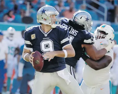  ?? THE ASSOCIATED PRESS ?? Dallas Cowboys quarterbac­k Tony Romo threw two TD passes Sunday in a 24-14 victory over the Dolphins in Miami.