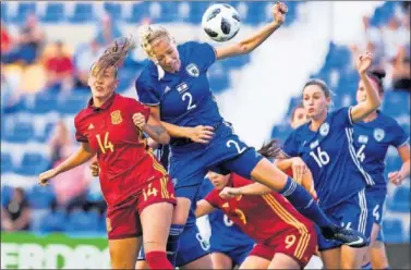  ??  ?? CORREOSA. Torrecilla y Beck disputan un balón aéreo. La zaga israelí complicó el partido a España.