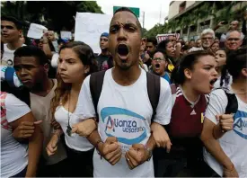  ?? Bild: FERNANDO LLANO ?? PROTESTER. Universite­tsstudente­r demonstrer­ar mot Venezuelas president i landets huvudstad Caracas och kräver mer resurser till undervisni­ngen.