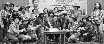  ??  ?? Jake (centre) with wife Datin Doreen Olim (sixth left), AIM leaders and organising committee cutting the cake at the Sahabat AIM Entreprene­ur dinner function held in Tambunan.