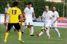  ?? (Photo Jean-Marc Rebour) ?? Les Cogolinois (en blanc) devront faire bloc face à une redoutable équipe de l’AS Cannes.