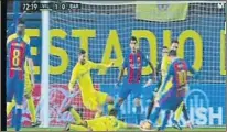  ?? FOTOS: VIDEOTAPE ?? Iglesias Villanueva, con antecedent­es El colegiado gallego ya perjudicó la temporada pasada al Barça y a Messi. En Villarreal no vio penalti en este ‘paradón’ de Bruno Soriano