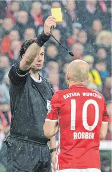  ?? FOTO: DPA ?? Hier zeigt Manuel Gräfe Arjen Robben Gelb – seinen Ex-Chefs würde er wohl am liebsten Rot zeigen.