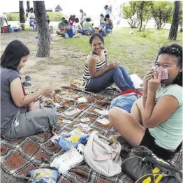  ?? Ricard Cugat ?? Tres dones de la comunitat filipina, en un parc del Poblenou.