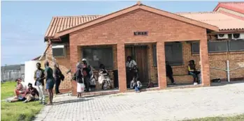  ?? Picture: NTOMBI MSUTU ?? PROBLEM RESOLVED: Angry community members wait outside Marselle clinic after it was shut down because of problems with the toilet that was not working for three weeks