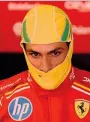  ?? ?? In onore di Senna Carlos Sainz con il balaclava che riprende i colori del casco di Ayrton Senna. A Imola tutti i piloti lo indossano in suo ricordo