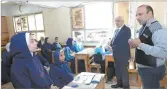  ?? ?? ◼ وزير التربية والتعليم يجرى حوارا مع الطالبات داخل الفصول