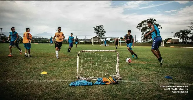  ??  ?? Atletas do sub-20 treinam no CT São Nicolau, em Guaratingu­etá